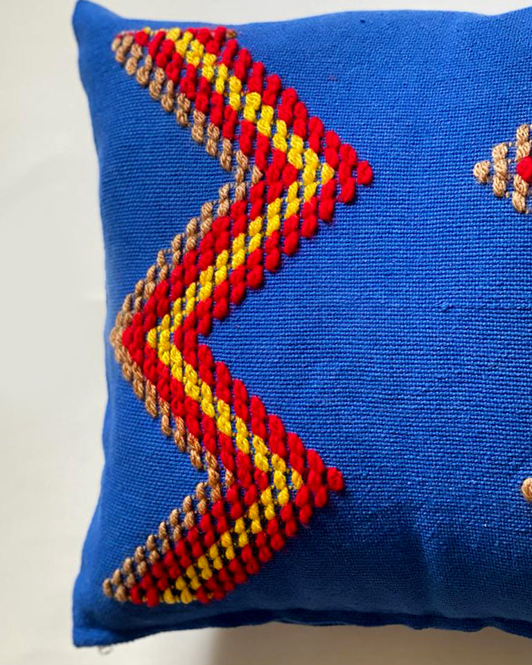 Capa de almofada azul com zig-zag vermelho e amarelo – Tear manual