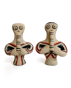 Dupla de figuras com instrumento – Karajá