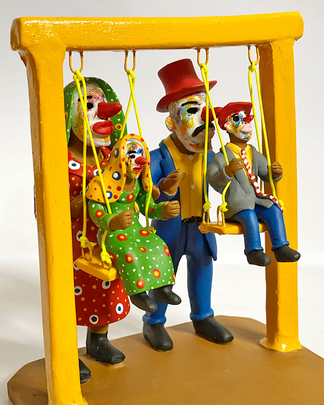 Família de mascarados no balanço amarelo