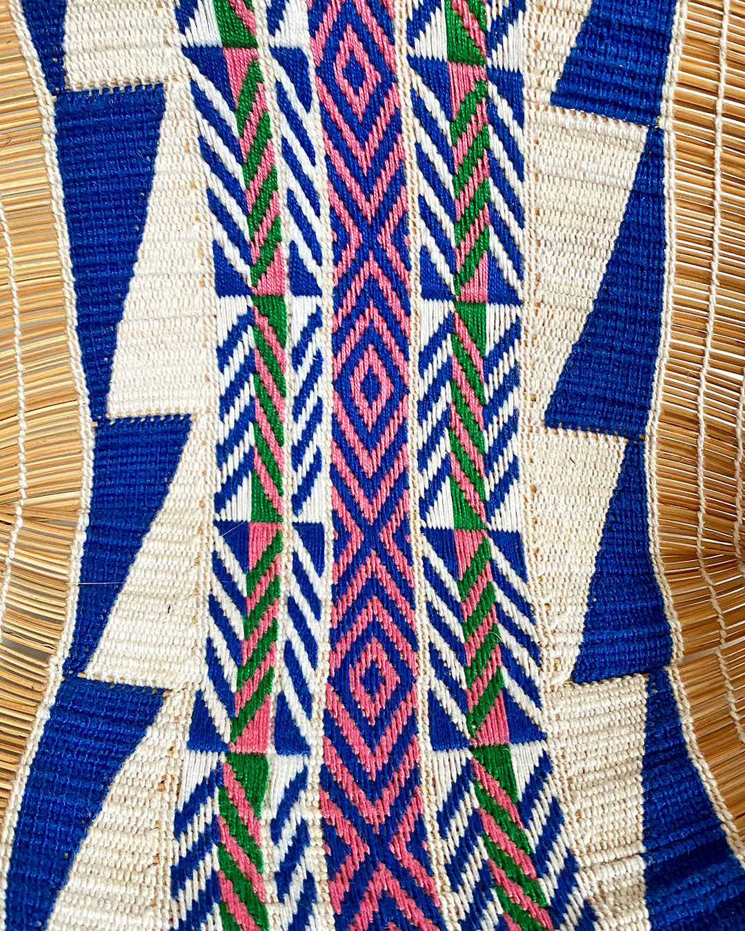 Cesto indígena (grande) azul, rosa e branco - Mehinako | Xingu