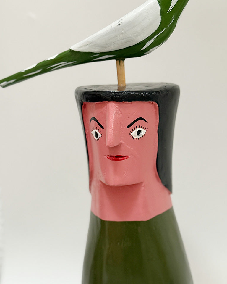 Cabeça rosa c/ roupa e pássaro verde (madeira)