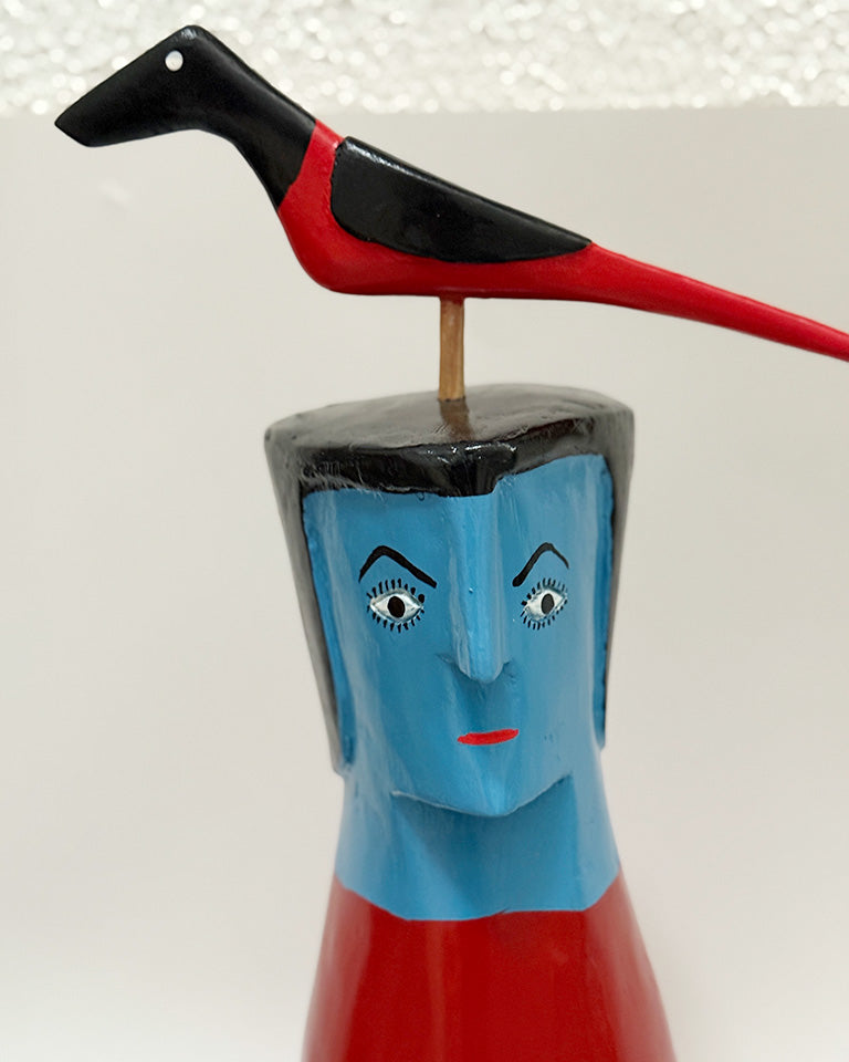 Cabeça azul e vermelha c/ pássaro laranja (madeira)