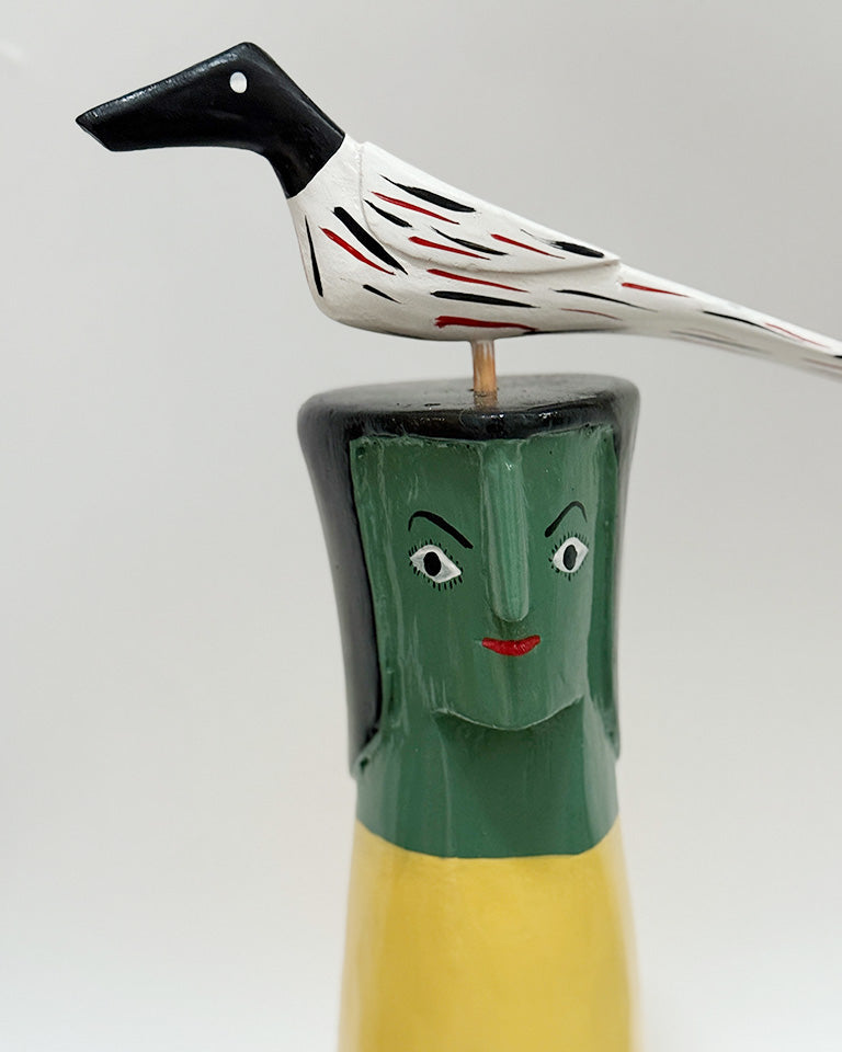 Cabeça verde e amarela c/ pássaro branco (madeira)