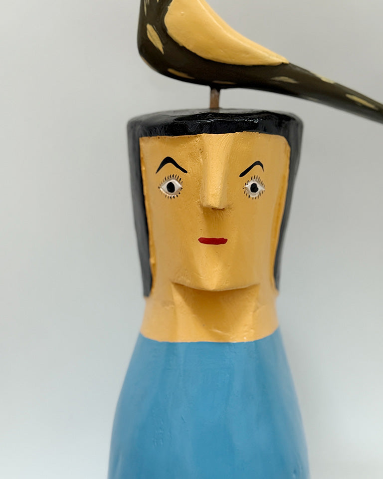 Cabeça amarela e azul c/ pássaro verde (madeira)