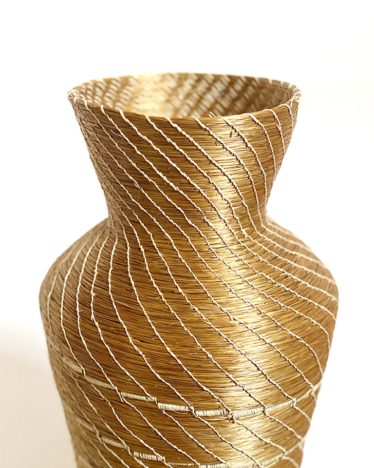Vaso bordado (grande) – Capim Dourado