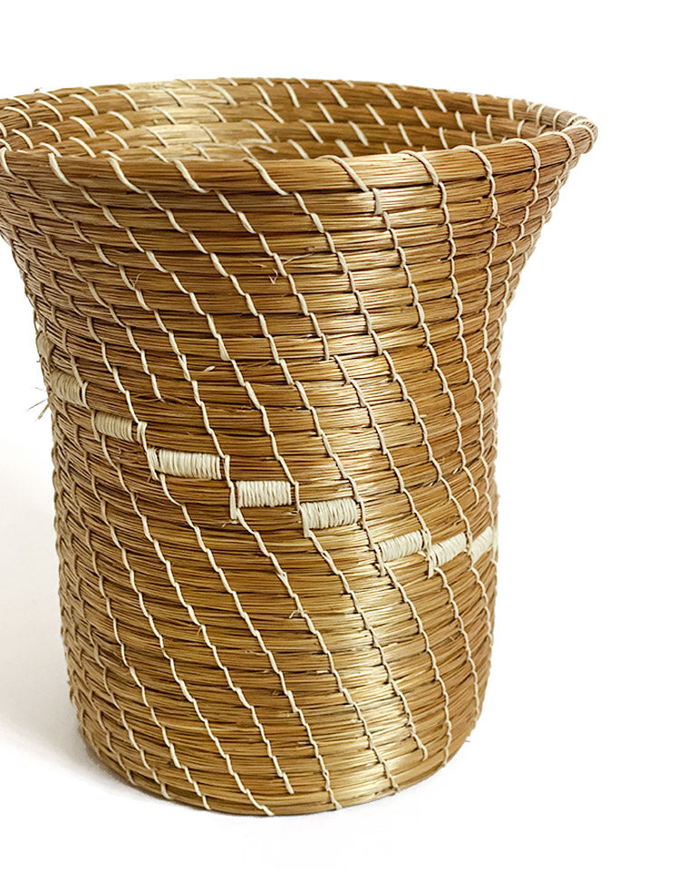 Vaso funil bordado – Capim Dourado