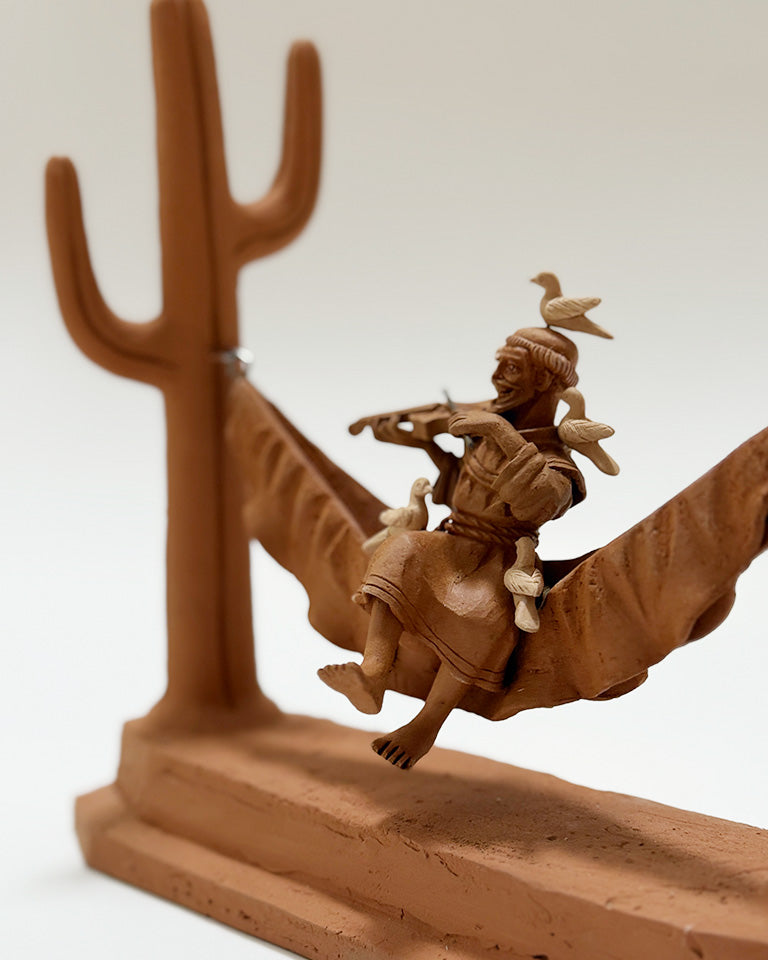 São Francisco na rede c/ violino e pássaros (cerâmica)