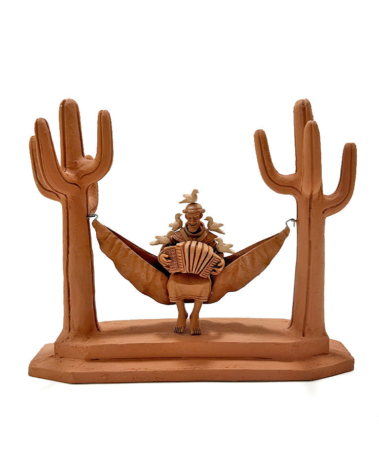 São Francisco na rede c/ sanfona e pássaros (cerâmica)