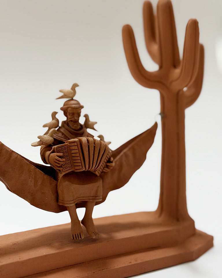 São Francisco na rede c/ sanfona e pássaros (cerâmica)