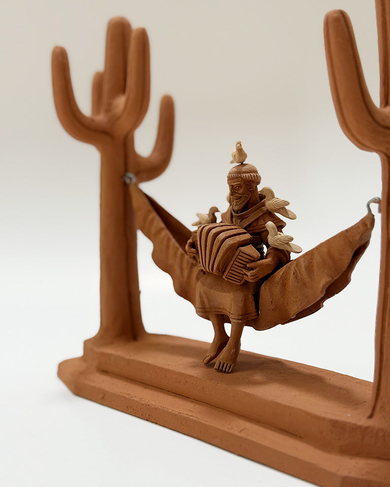 São Francisco na rede c/ sanfona e pássaros (cerâmica)