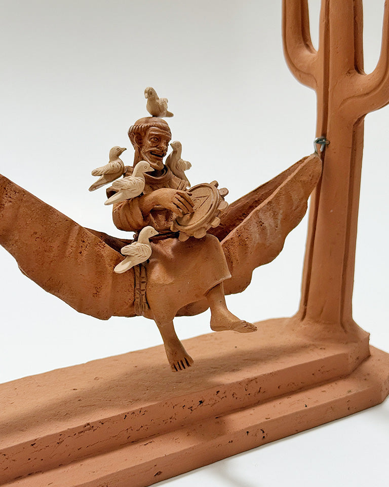São Francisco na rede c/ pandeiro e pássaros (cerâmica)