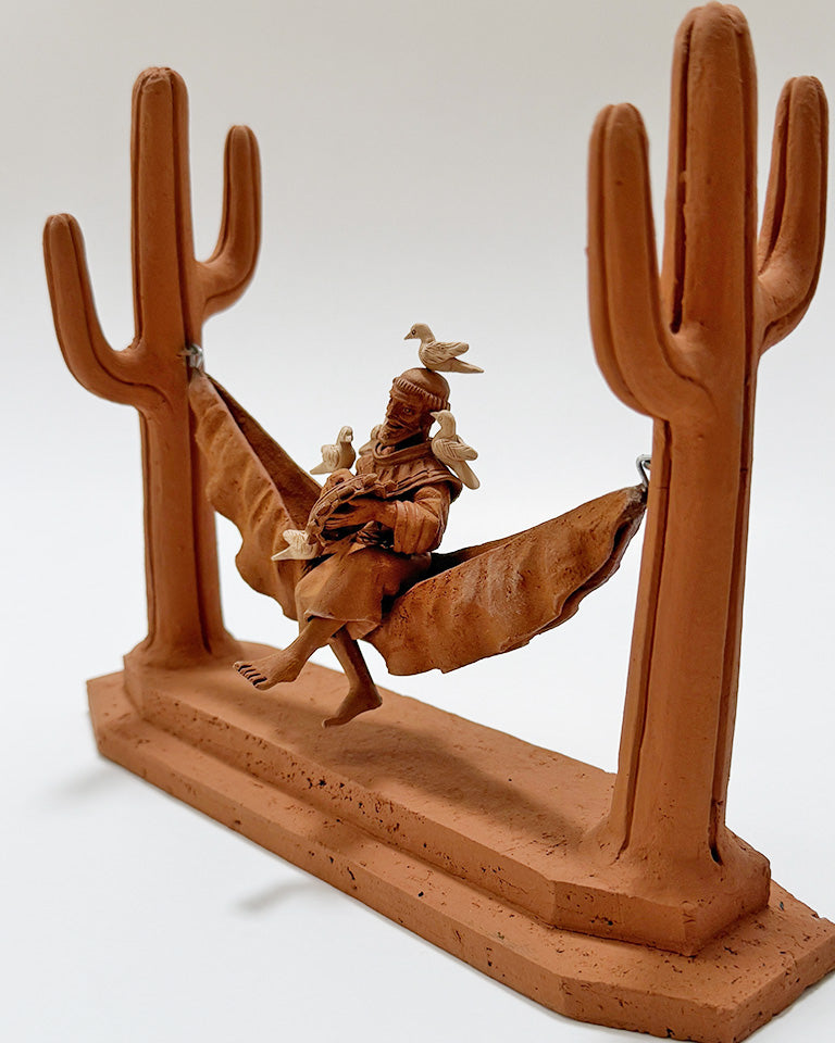 São Francisco na rede c/ pandeiro e pássaros (cerâmica)