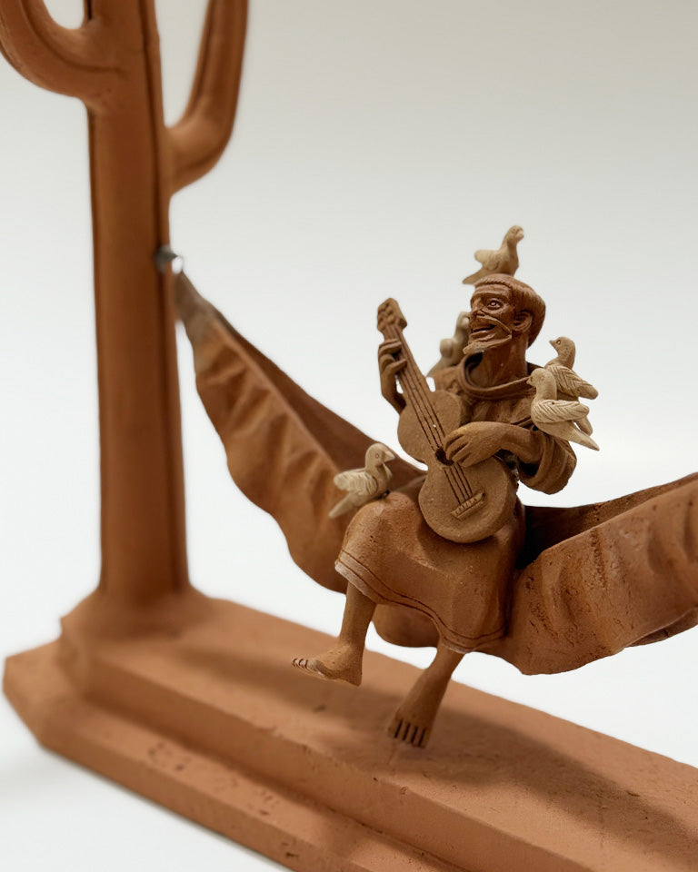 São Francisco na rede c/ pífano e pássaros (cerâmica)