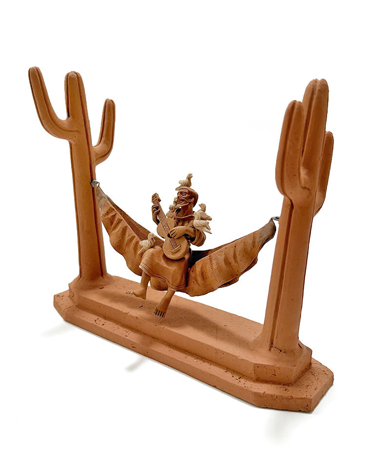 São Francisco na rede c/ violão e pássaros (cerâmica)