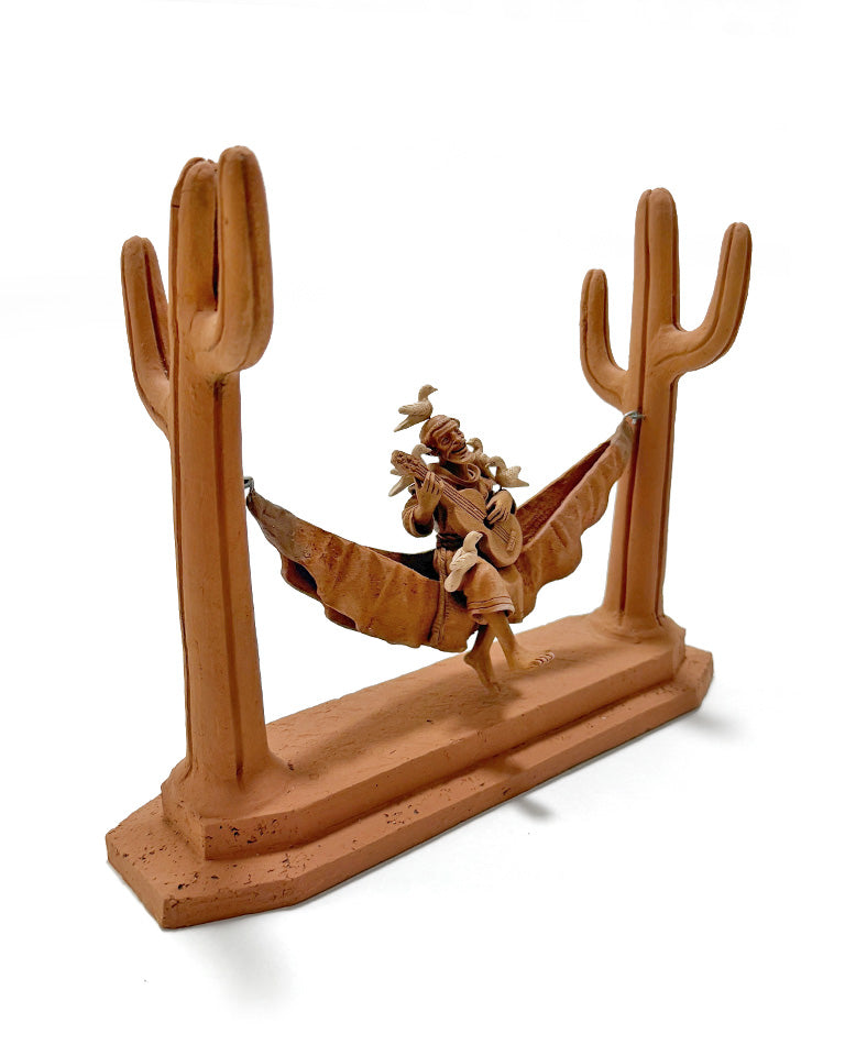 São Francisco na rede c/ violão e pássaros (cerâmica)