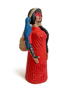 Indígena c/ arara azul (vestido vermelho)