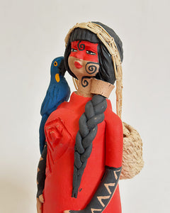 Indígena c/ arara azul (vestido vermelho)