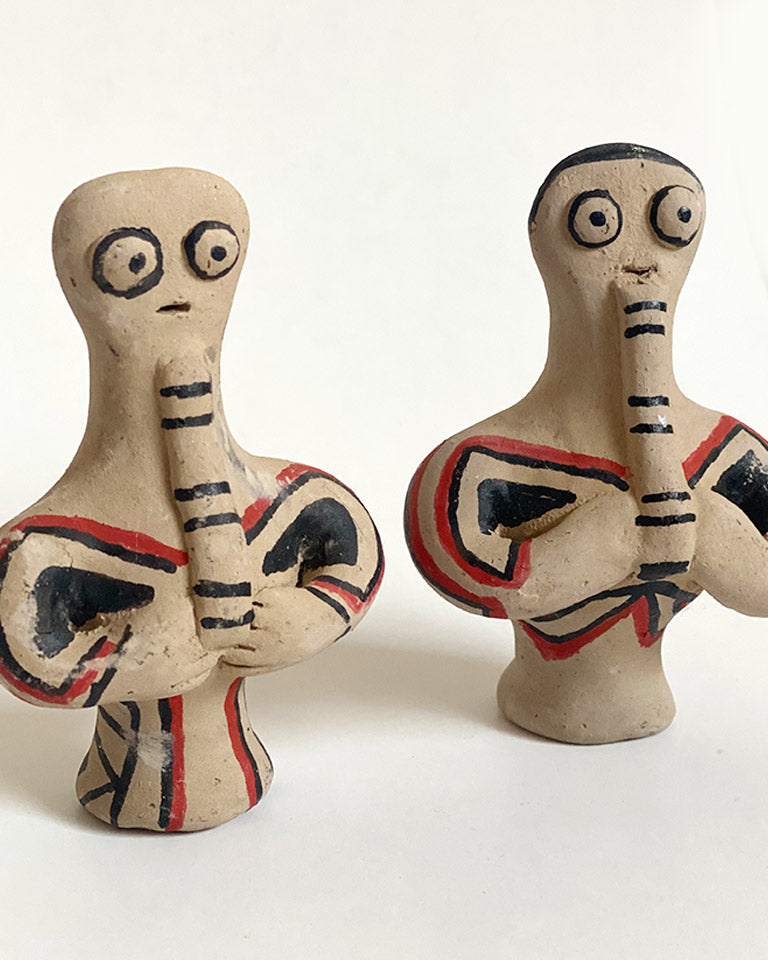 Dupla de figuras com instrumento – Karajá