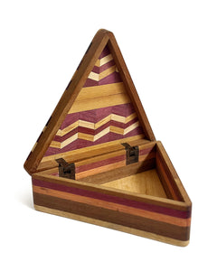 Caixa triangular em marchetaria – Amazonas