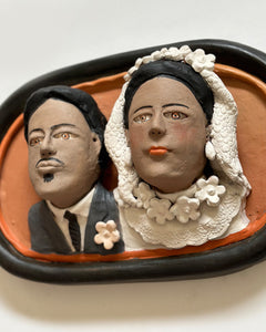 Casamento (noivo com bigode c/ flor na lapela e noiva de batom c/ véu florido)