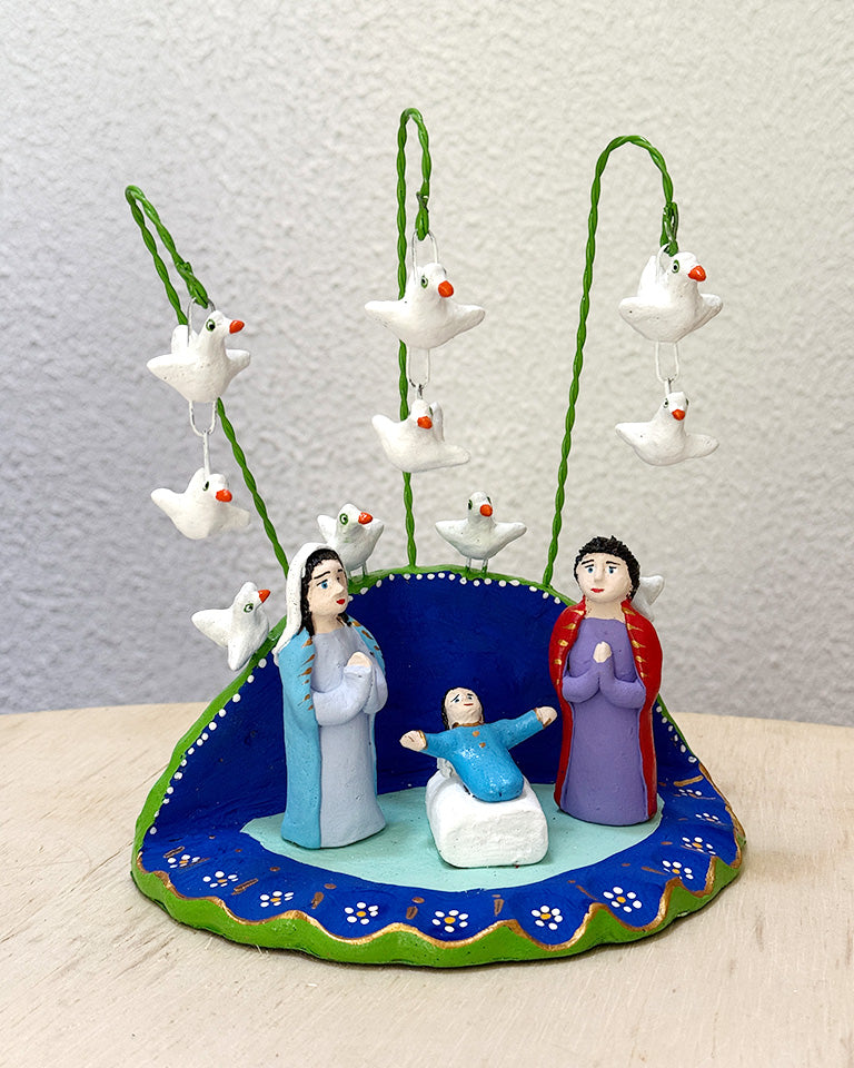 Presépio azul com aves brancas