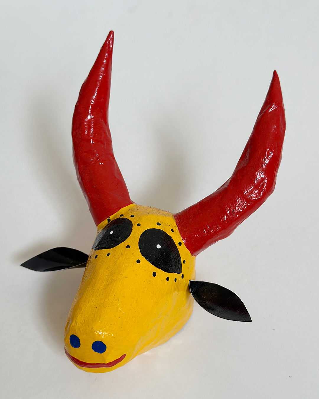 Máscara de boi (amarelo, preto e vermelho)