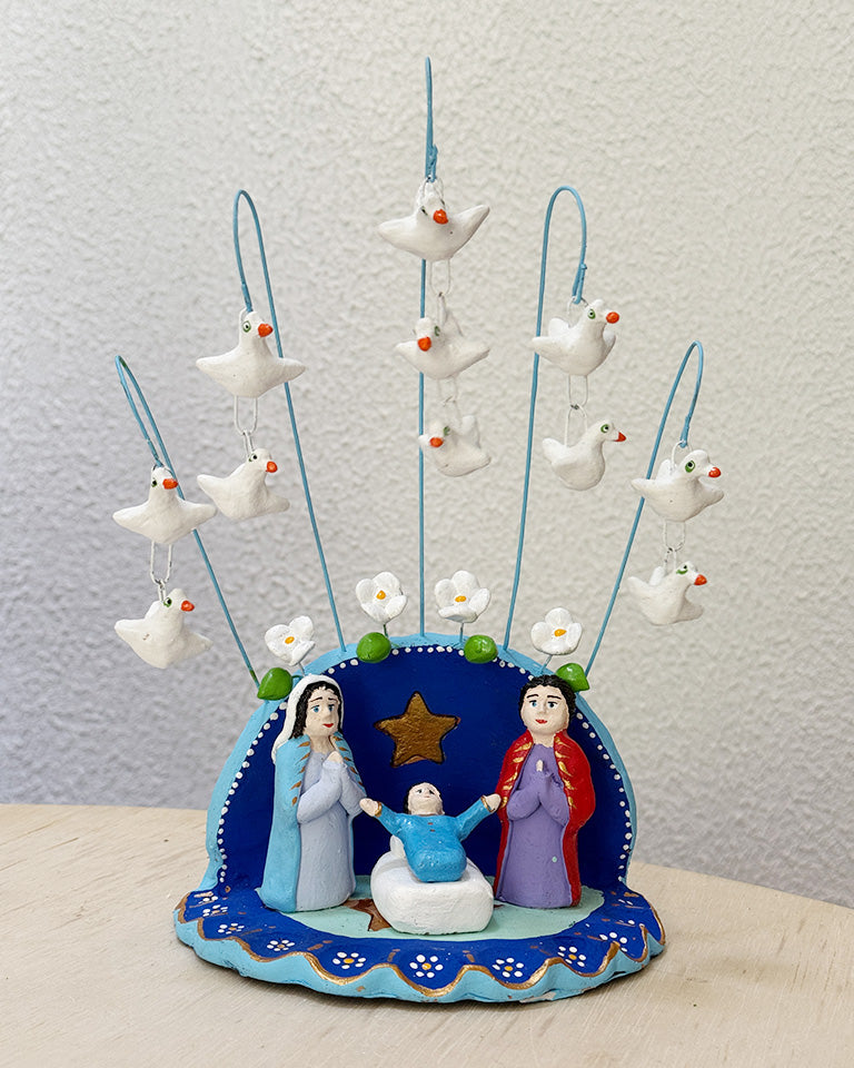 Presépio azul com estrela dourada (flores e aves brancas)