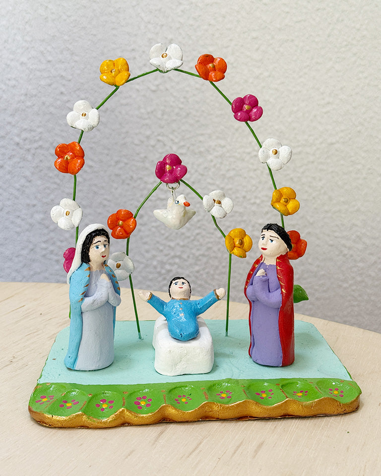 Presépio verde e azul com arco (flores brancas, rosas e amarelas)