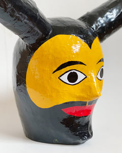 Máscara amarela c/ chifres – grande (preta, amarela, vermelha)