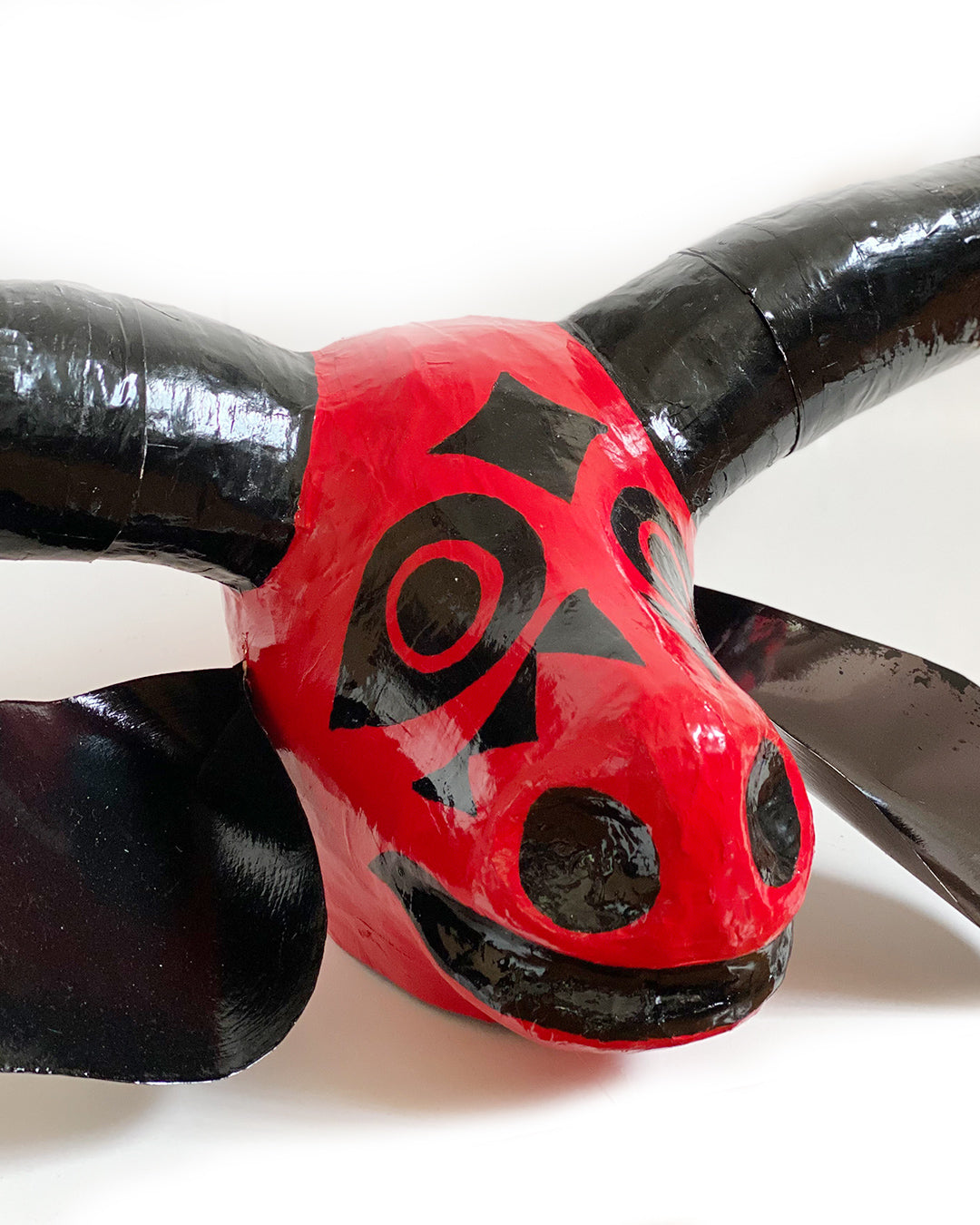 Máscara de boi vermelho – grande (preto, vermelho)