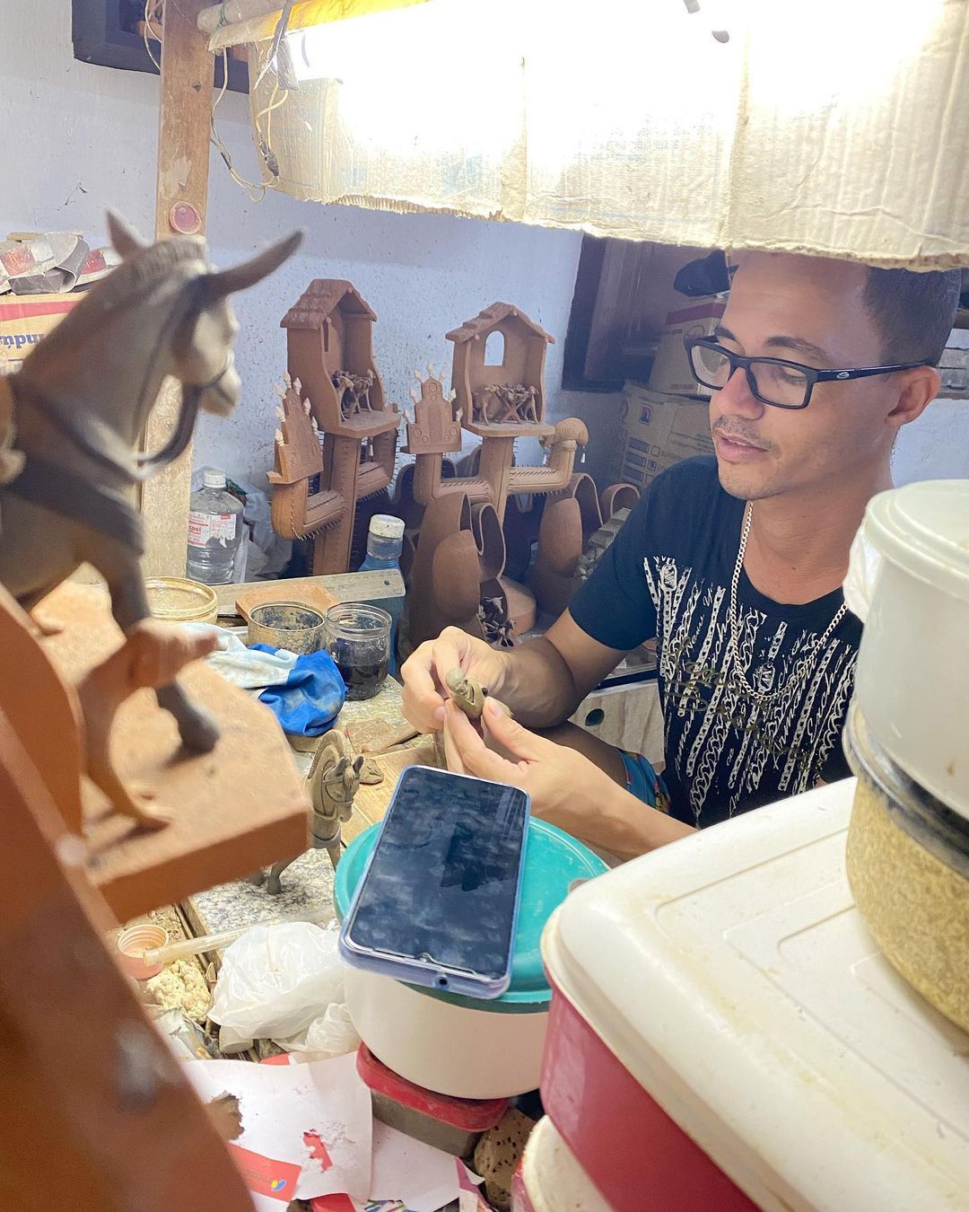 São Francisco na rede c/ violino e pássaros (cerâmica)