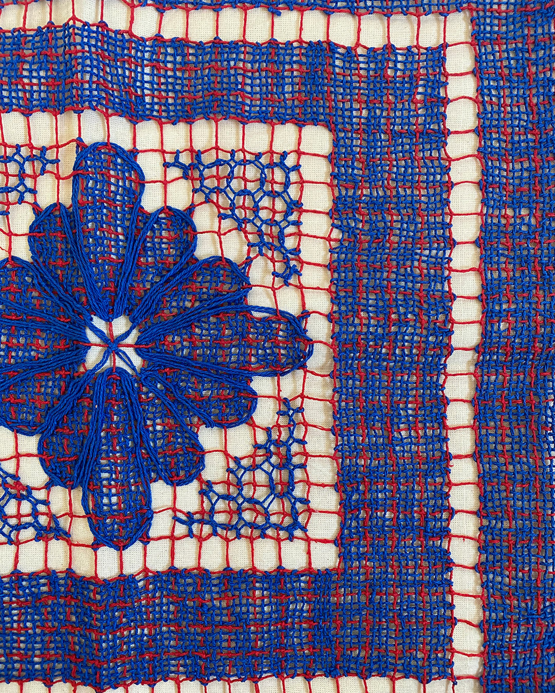 Capa de almofada em renda de filé (azul e vermelho)