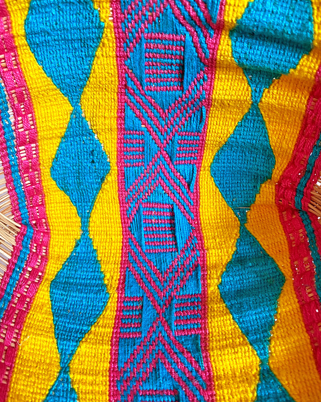 Cesto indígena (pequeno) amarelo, azul e rosa - Mehinako | Xingu