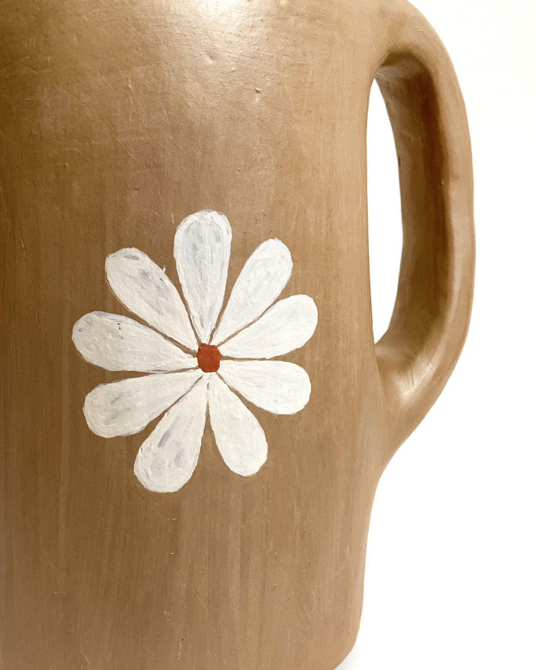 Jarra/vaso marrom com flor branca (grande) – Vale do Jequitinhonha